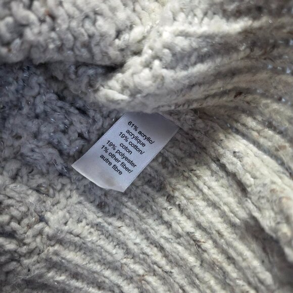 Maurices super soft oatmeal v-neck sweater size medium - Picture 5 of 5